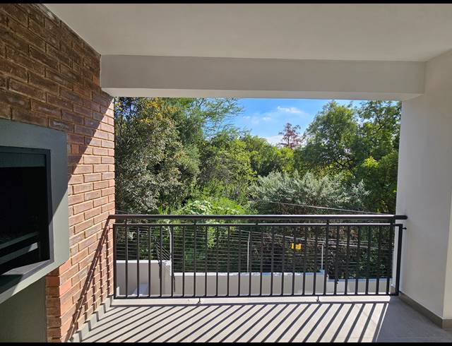 3 BEDROOM APARTMENT FOR SALE IN BRYANSTON